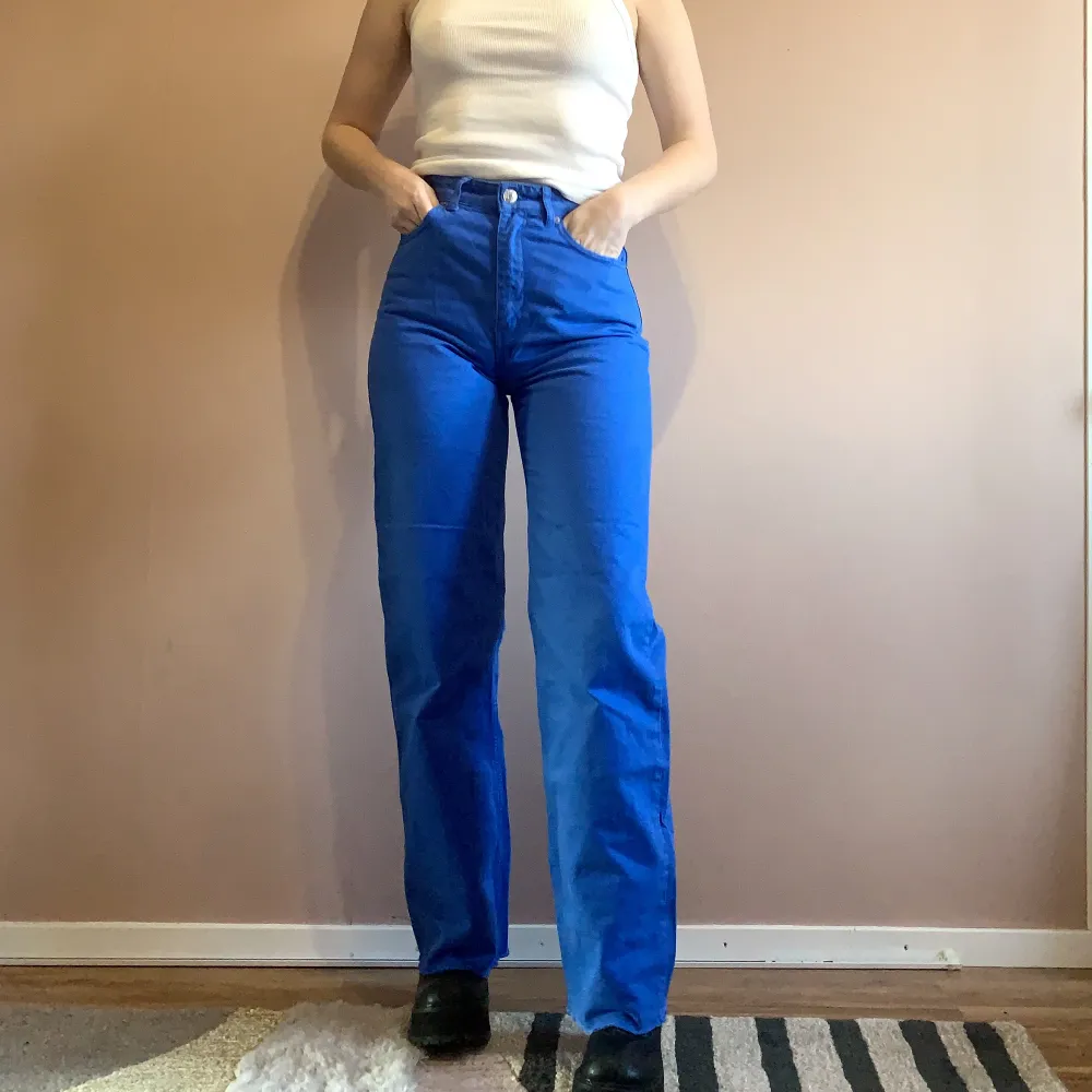 Oanvända kornblå jeans med hög midja från Gina Tricot. Strl 34, midjemått 69 cm, längd mätt från innerben 82 cm 500 kr nypris. Jeans & Byxor.