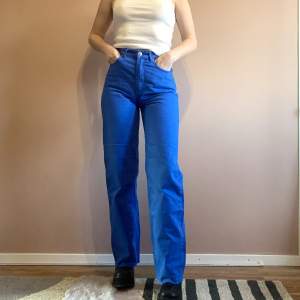 Oanvända kornblå jeans med hög midja från Gina Tricot. Strl 34, midjemått 69 cm, längd mätt från innerben 82 cm 500 kr nypris
