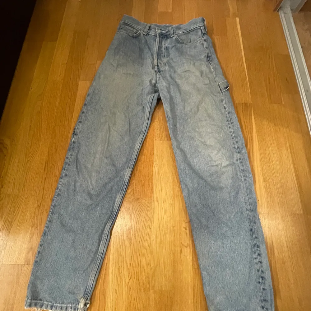Weekday Loose jeans, skick 9/10 då den ända avvikaren är en svart fläck på höger bakficka, storlek 27 men passar storlek 30, pris kan diskuteras, nypris 650. Jeans & Byxor.