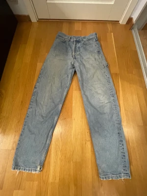 Weekday Jeans - Weekday Loose jeans, skick 9/10 då den ända avvikaren är en svart fläck på höger bakficka, storlek 27 men passar storlek 30, pris kan diskuteras, nypris 650