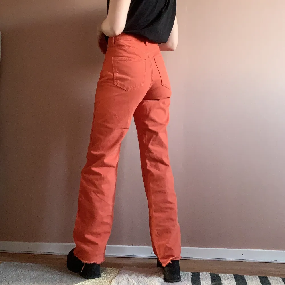 Orangea högmidjade straightleg jeans från Gina Tricot. Oanvända. Strl 36, midjemått 72 cm, längd mätt från innerben 84 cm. Nypris 500. Jeans & Byxor.