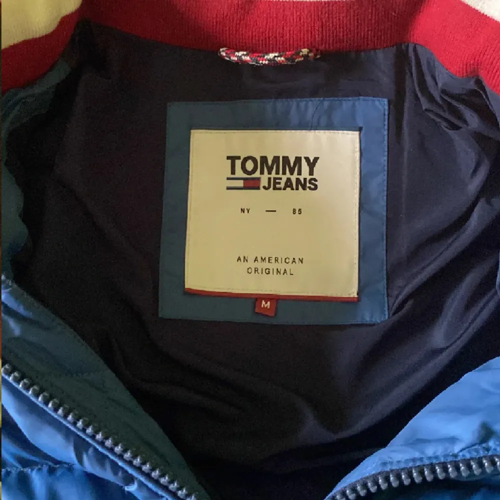 Jag säljer den här vinterjackan från Tommy Hilfiger i storlek M,den är för herr.Den är köpt för 2800kr och mitt pris är 1200+ frakten.Ja kan mötas upp i Göteborg,Kungälv,Mölndal,Stenungsund kommun,Ale kommun osv.Pris kan sänkas ifall man vill köpa.. Jackor.