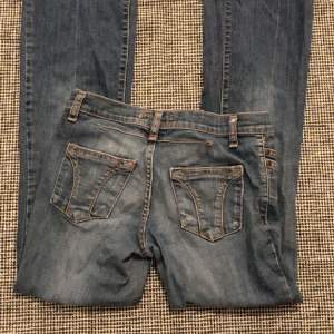 Jättesnygga och trendiga lågmidjade bootcut jeans, helt slutsålda på både hemsida och butik från HM. Bra skick och sällan använda, säljer pga att dom är lite små på mig. Original pris är 599✨🔥