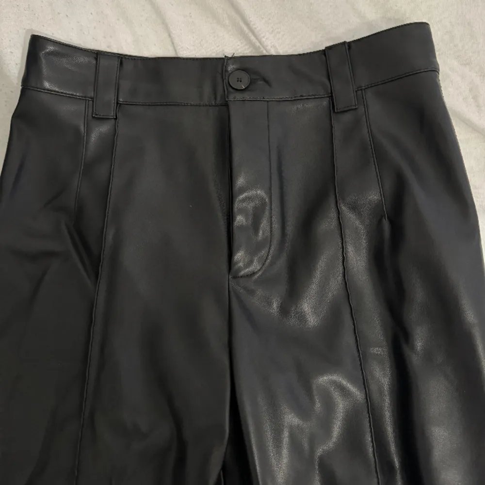 Sparsamt använda svarta högmidjade skinnbyxor (vegan) från Zara, i strl M. Säljer för att de inte kommer till användning. Köpta för 499kr säljer för 150🫶🏻. Jeans & Byxor.