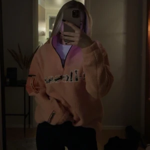 Ellesse fluffjacka 🩷 - En rosa/peach fluffjacka ifrån Ellesse.  Storlek: S 