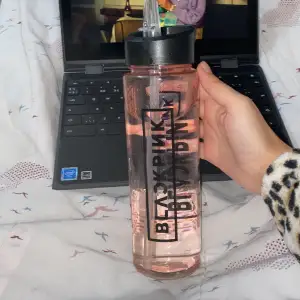 500 ml blackpink vattenflaska. Har bara några repor. Köparen står för frakten ❤️