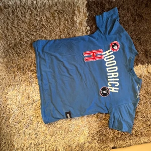 Hoodrich T-shirt - Hej, säljer min fina t-shirt som jag har använt få ggr Passar M o S