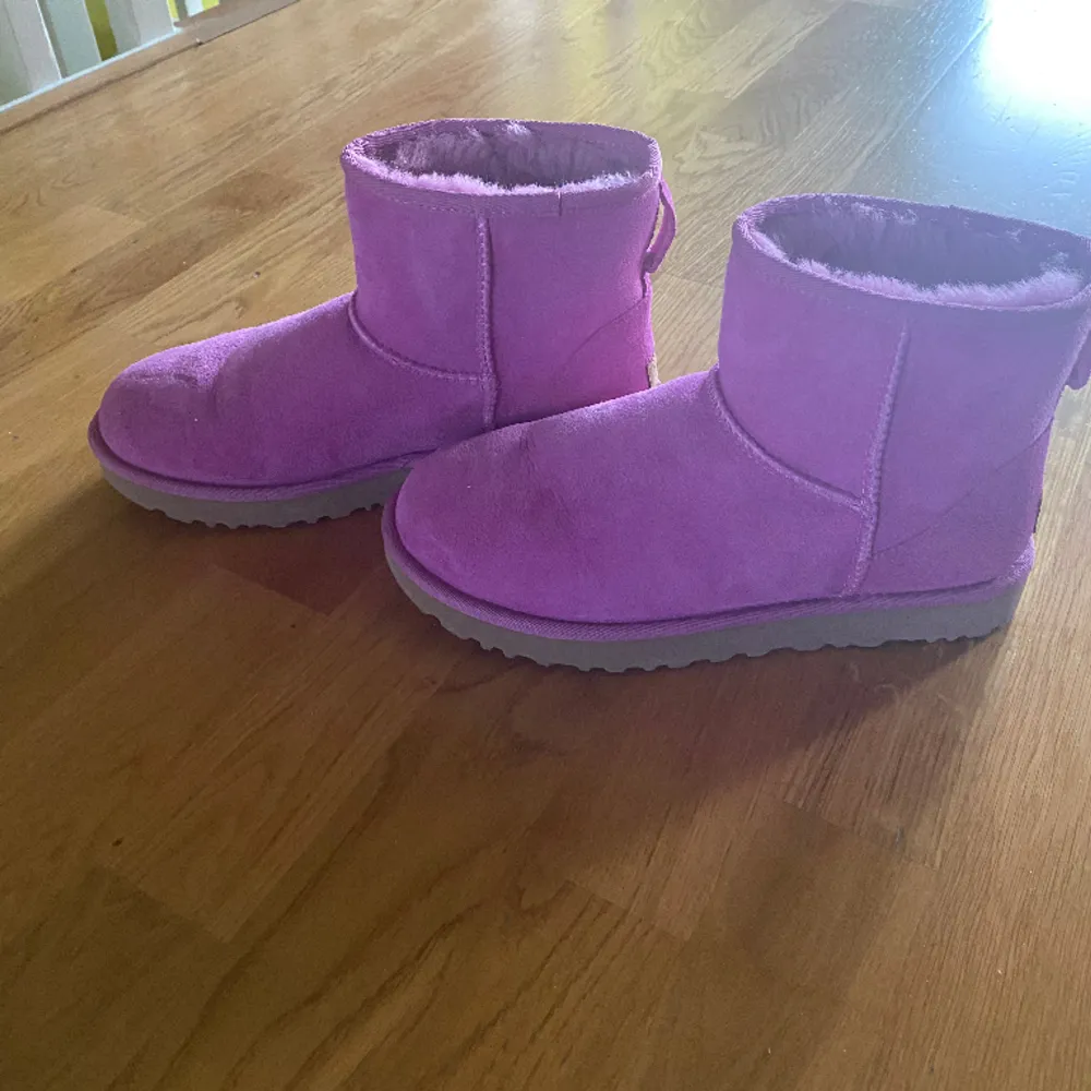 Jätte fina uggs som är helt oanvända och nyköpta. Skorna passar perfekt till vintern och har färgen rosa. Pris kan diskuteras❄️❄️⛄️❤️. Skor.