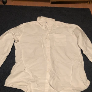 Skjorta - Vit skjorta, lite tjockare material, knappt använd