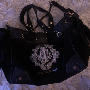 Väska  - Säljer nu min älskade juicy couture väska som jag använt mycket. Ni ser på bilderna att den är väldigt sliten därav har jag sänkt priset mycket. Köptes här på Plick för länge sedan för 900kr. Ni kan ändra bandet till vilken storlek ni vill. Frakt ca 80kr
