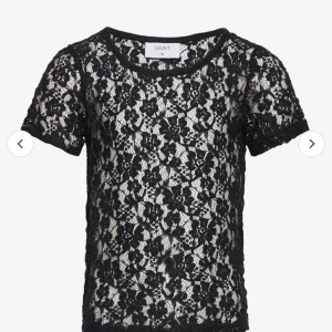 Spets topp - Råkat köpt i två💘Välj instabox om ni trycker på köp nu💞😗