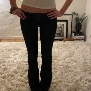 Mörkblåa Levis jeans - Levis jeans i stl 34/36🩷