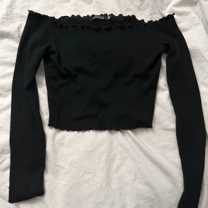 off shoulder - svart off shoulder med volang kanter. använd men fortfarande bra skick 🩷