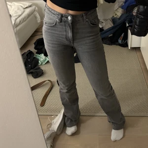 Gina Tricot jeans  - Ljusgråa ”Perfect jeans” från gina med medelhög midja! Använda ett fåtal gånger. Är som nya.  Storlek: 34 Nypris: 499