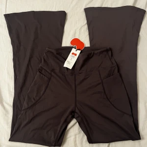 Gråa yogapants - Gråa yogapants i träningsmaterial💘 helt i nyskick med lappen kvar! Har fickor på sidorna<3 skriv vid fler funderingar