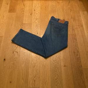 Levis 501 jeans säljs nu i blå färg, jeansen är i bra skick typ 8/10, dom är mjuka och lite stretch, säljs pga av dålig användning, pris går att diskutera