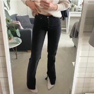 Svarta jeans med slits  - Skicka 10/10, skriv för fler bilder och frågor 