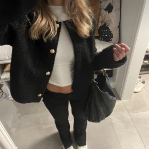 Kofta jacka  - Använd ett fåtal gånger av mig då den är lite kort på mig som är 175, lånade bilder, har egna bilder på min profil, strl M men som en S, fri fraktjust nu🥰