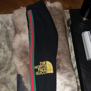 Gucci mjukis byxor  - gucci x the north face mjukis storlek XL 