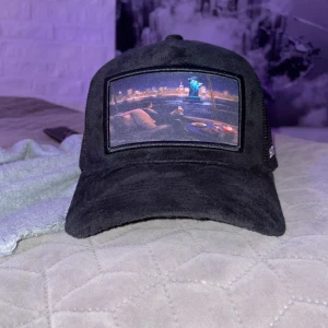 NATONE keps🧢  - Köpt 3 oktober första dagen den släpptes. Finns bara 340 av denna kepsen och kommer aldrig gå att köpa mer. Den är aldrig använd har bara legat på min byro så därav 10/10 i skick. Undrar du något så tveka inte på att skriva.