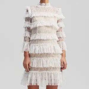 By Malina Caramine Mini Dress  Färg: Vit Aldrig använd pga fel storlek Perfekt till student  Stl XL  Nypris 2 800 kr Jag säljer för 1 600kr (Bilder från internet)