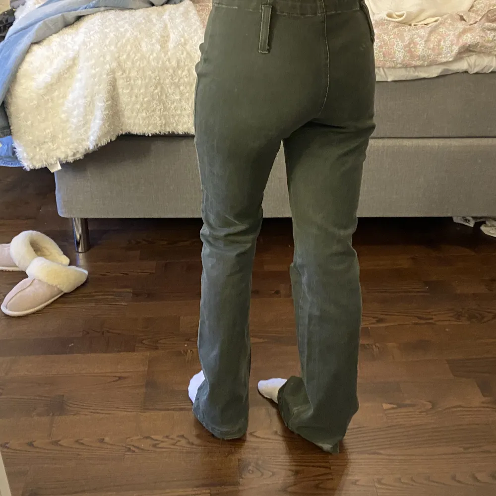 Säljer dessa snygga gröna lågmidjade byxor som liknar de från H&M lite! Midjemått: ca 76 Innerbenslängd: ca 82💕. Jeans & Byxor.