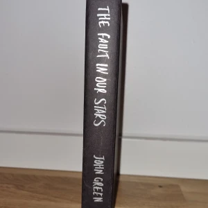 The fault in our stars - The fault in our stars by John Green  Språk: Engelska 