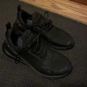 Nike 270 - Ganska fräscha 270 använda några fåtal gånger. Storlek 44