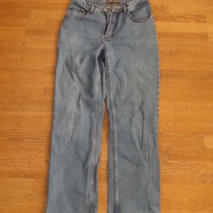 Armani jeans  - Jag säljer dessa Armani jeans. De är inte använda så mycket de ör i toppen skick, de är för strofs för mig. De är också vintage, så de finns ej att köpa mer. 