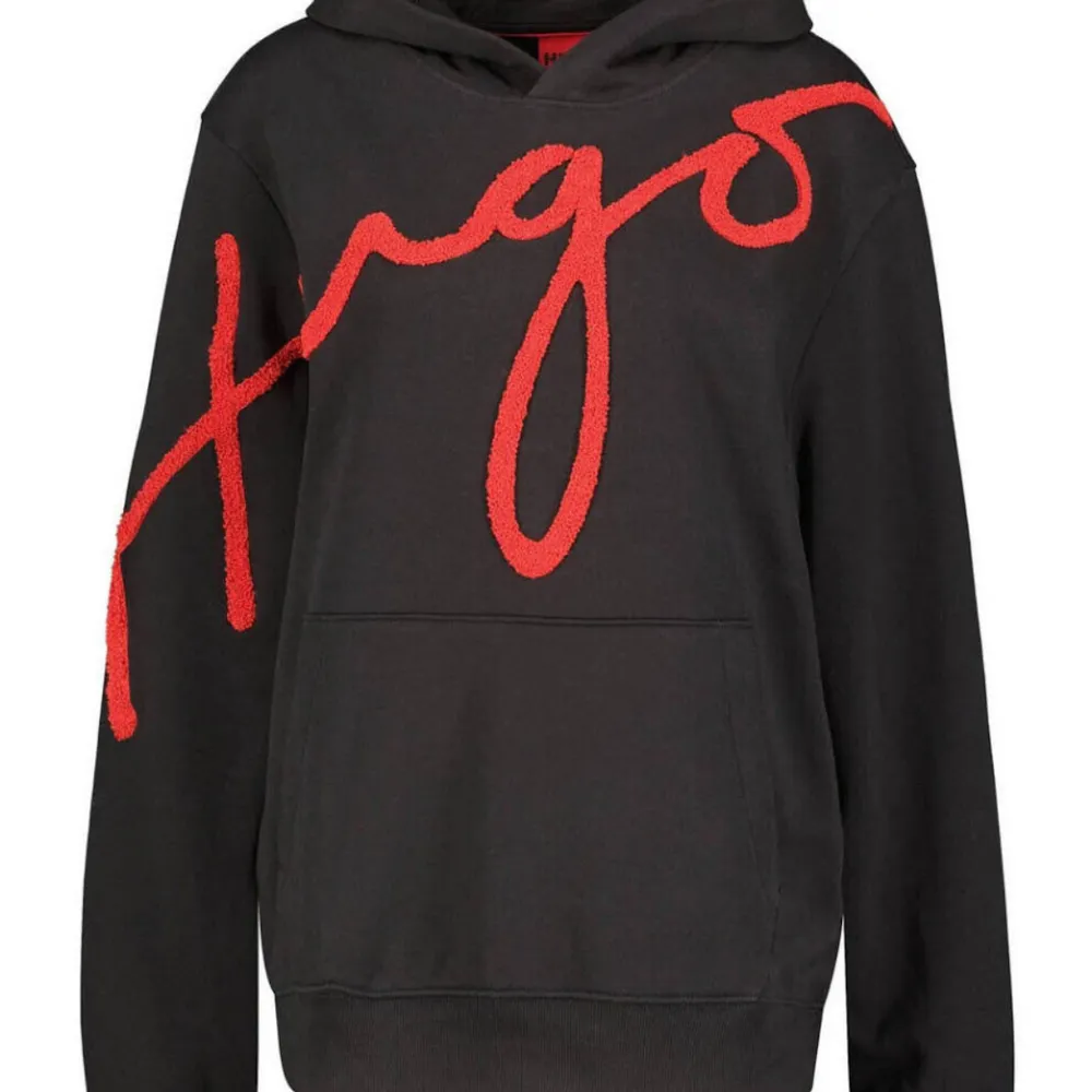 Säljer denna nya Hugo boss hoodie då den inte sitter så som jag gillar det. Helt ny använd 1-2 gånger.( pris kan disskuteras) ( orgpris 1700kr). Hoodies.