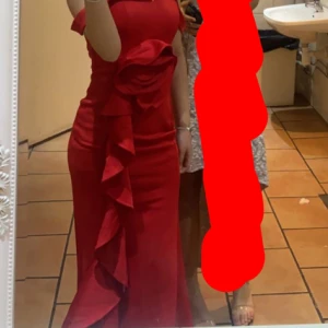 Balklänning  - Säljer denna OTROLIGT snygga röda ballklänningen i stl Xl men den är insydd hos skräddare så Funkar både som S och Xl då ja har S annars. jätte fin detalj med en ros och den sitter off shoulder, köpt för 2000kr, använd 1 gång🫶🏼 säljer för 899kr