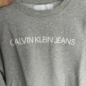 Calvin Klein tröja - Skriv för mer information.🩶