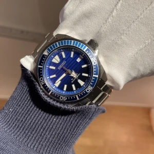 Seiko Prospex Save the Ocean - Vi på Resello säljer nu denna Seiko Prospex Air Divers 200m, SAMURAI. Ref-nmr 4R35-01X0. Originalboxen tillkommer. Klockan är i mycket gott skick. Tveka inte att höra av er vid eventuella frågor. Följ oss även på Instagram och Tiktok - Resellowatches.