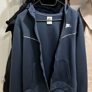 Nike tape hoodie - Använd ett par gånger men bra skick  