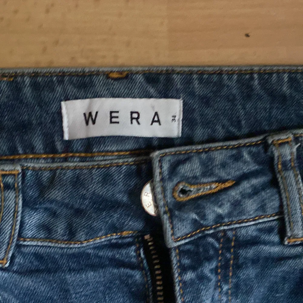 Säljer mina favorit jeans då dem tyvärr har blivit för små. Köpta secondhand och har haft en liten vit fläck på vänstra benet sen jag köpte dem, tror det är färg. Skiv privat om du har frågor❤️. Jeans & Byxor.