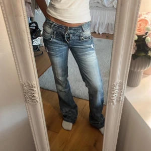 Lågmidjade jeans  - Så sjukt snygga jeans!! Gylfen är sönder därav priset!!💞💞