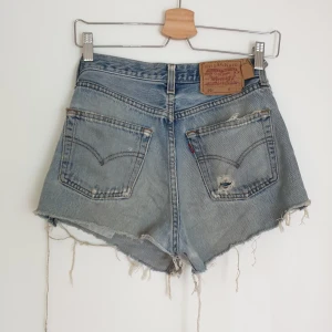 Vintage 501 Levi's Shorts - Jeansshorts från Levi's, avklippta vintage 501. Högmidjade. De är så perfekta som ett par "short-shorts" kan vara, inga shorts har fått min bakdel att se så bra ut som dessa hehe. Tyvärr för små för mig nu :( Sitter nog bäst på en XS men även en mindre S.