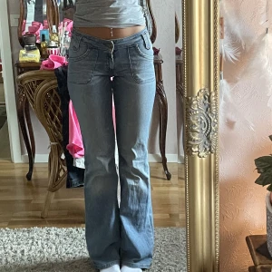 Lågmidjade Lee jeans - Lågmidjade bootcut Lee jeans med snygga fickor. Har sytt in byxorna men inget som syns, de sitter som en smäck. Jag är 1,71! 