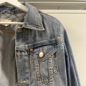Jeansjacka - Jeansjacka i en fin ljus tvätt, strl 34.