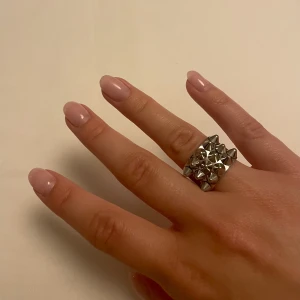 Edblad stålring peak L - Stålring med nitar från Edblad, nästintill oanvänd i storlek L (18,50 mm) Nypris: 399kr