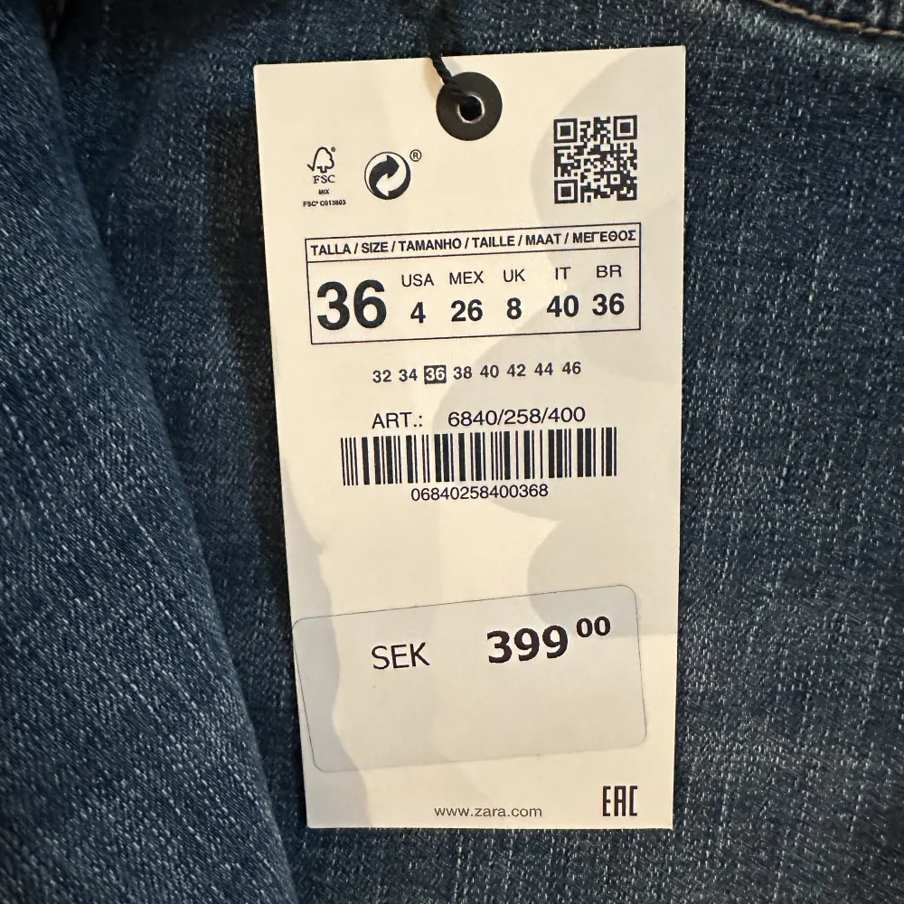 Ett par lågmidjade butcut jeans från zara som jag råkade beställa fel storlek i därav har de kvar prislappen. Helt oanvända och är i storlek 36. Nypris 399, priset kan diskuteras💗💗Köparen står för frakten. Jeans & Byxor.