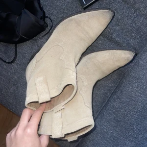 Boots  - Lite slitna men säljer billigt. 😊