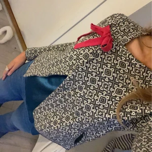 Odd Molly kofta - Säljer denna så så så fina koftan från Odd Molly. Endast använd en gång och i nyskick! Står inte storlek men skulle säga S eller XS. Använd gärna köp nu knappen💗