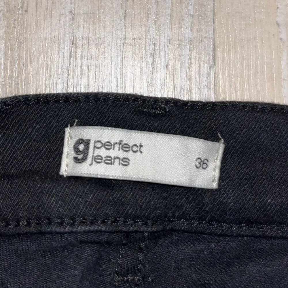 Jeans från Gina Tricot i modellen ”Low waist bootcut jeans”. Jag minns inte helt om dom är i storlek PETITE eller inte men jag är ungefär 155cm lång för referens och dom är bara liiite långa på mig. Skriv privat för fler bilder, nypris 499kr.. Jeans & Byxor.
