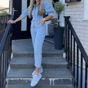 Denim Jumpsuit - Superfin Jumpsuit från NA-KD! Är 1.71 som referens. Använd 1 gång. 