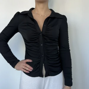 Svart topp  - Svart topp med lite puffigare axlar, köpt från Shein 