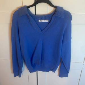 Supersöt och skön blå stickad tröja från Zara med en liten krage!