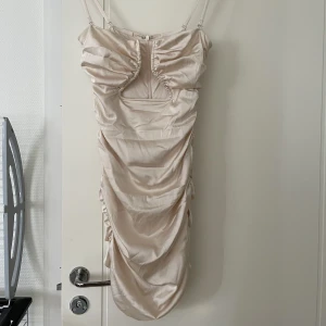 OhPolly klänning - Super snygg OhPolly klänning som blivit använd 1-2ggr och är i mycket bra skick i färgen Ivory. Enda skavankerna är där man sätter i banden men inget jag har tänkt på då det inte syns när klänningen sitter på. Banden går även att ta av