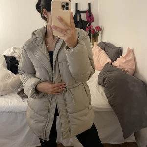 Vinterjacka - Vinterjacka i Beige! Endast använd fåtal gånger, så i gott skick💞 
