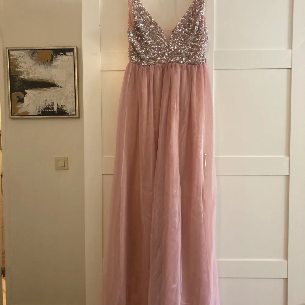 Superfin ljusrosa klänning från bubbelroom, använd en gång. Ordinarie pris 799kr, inköpt 2019.  . Klänningar.